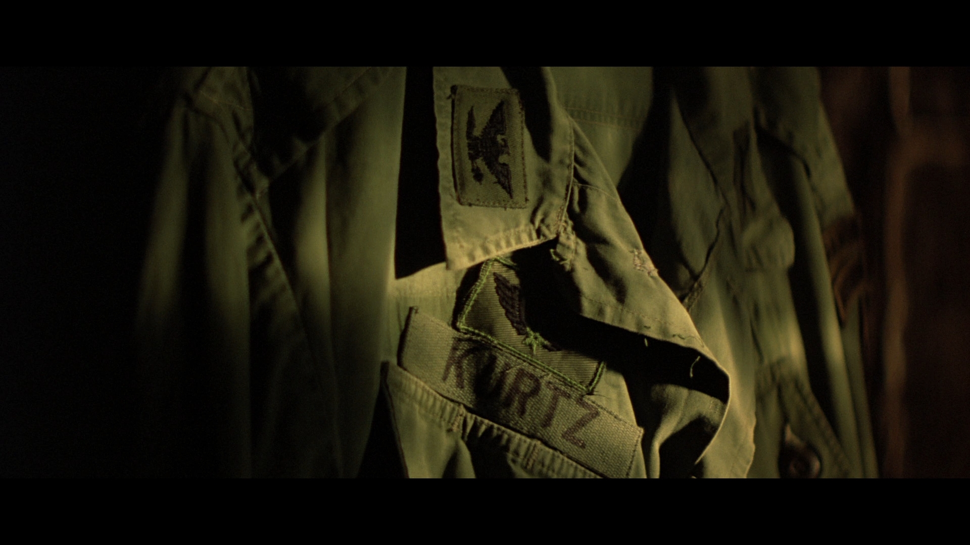 APOCALYPSE NOW (1979) - Colonel Walter E. Kurtz's (Marlon Brando) Screen-Matched Shirt - Image 10 of 11