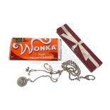 CHARLIE AND THE CHOCOLATE FACTORY (2005) - Triple Dazzle Caramel Wonka Bar and Chain Crew Gift