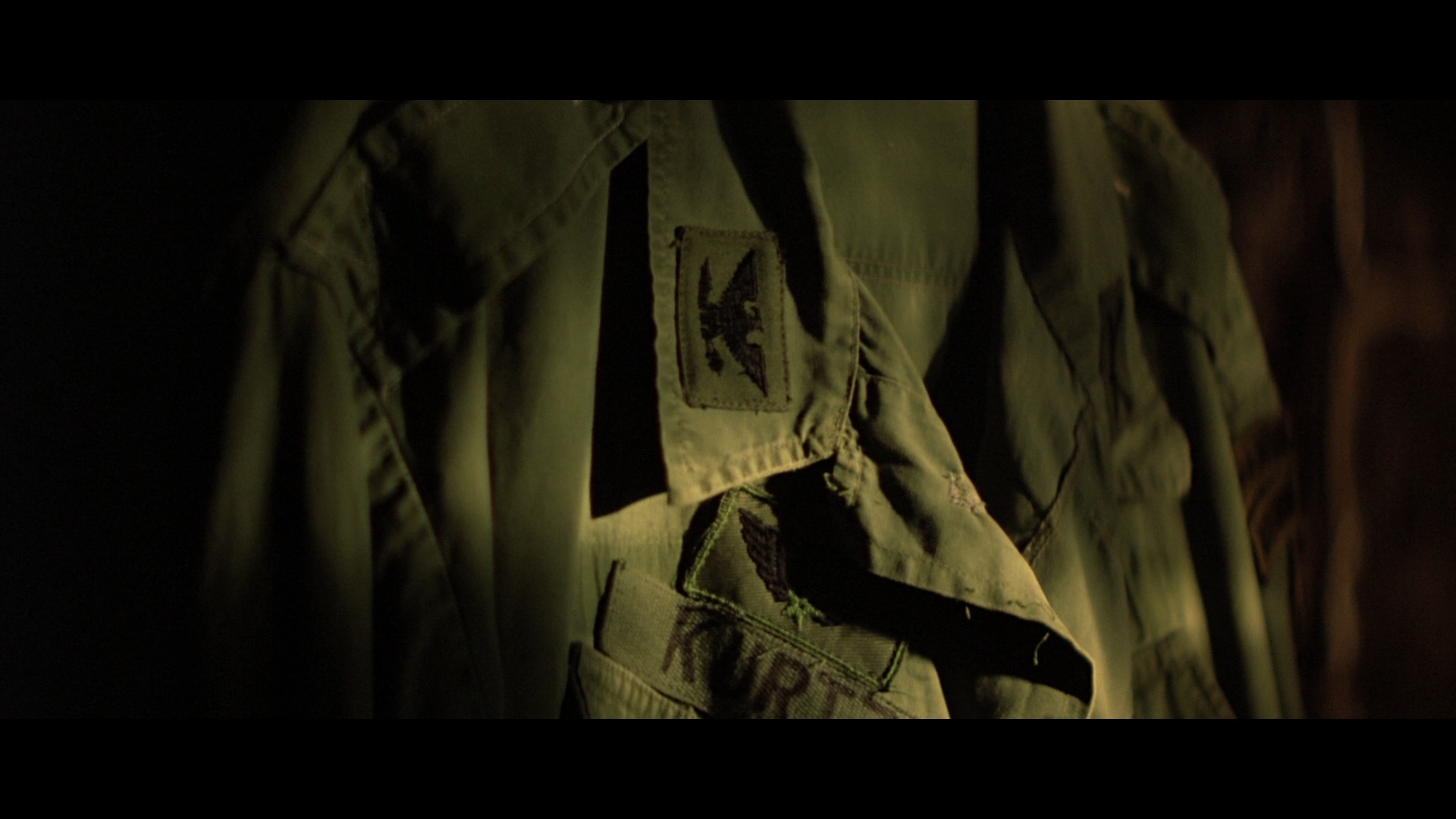 APOCALYPSE NOW (1979) - Colonel Walter E. Kurtz's (Marlon Brando) Screen-Matched Shirt - Image 9 of 11