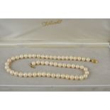 A cultured pearl necklace with a 9ct gold clasp.