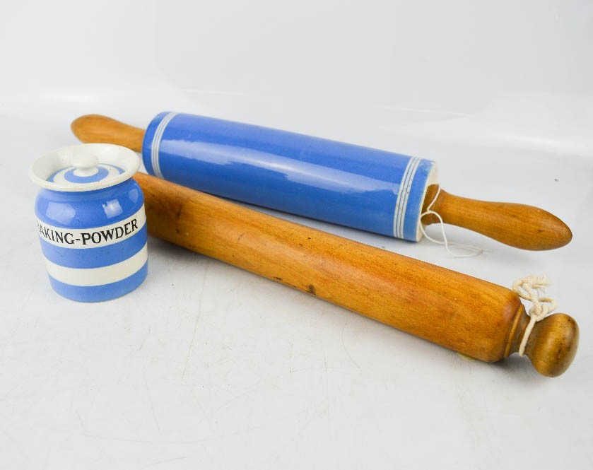 A vintage blue and white group of kitchenalia, including Baking Powder pot, rolling pin and treen