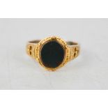 A 15ct gold and agate signet ring, size S, 4.3g.