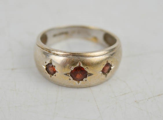 A 9ct white gold and garnet set ring, size Q, 4.6g.