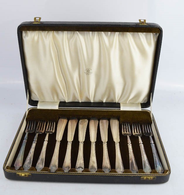 A Mappin & Webb knife and fork fish set, silver plated, Oxford Street, London.