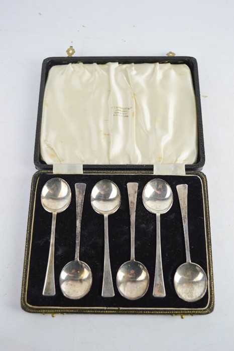 A set of silver tea spoons, boxed, 2.51toz.