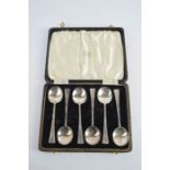 A set of silver tea spoons, boxed, 2.51toz.