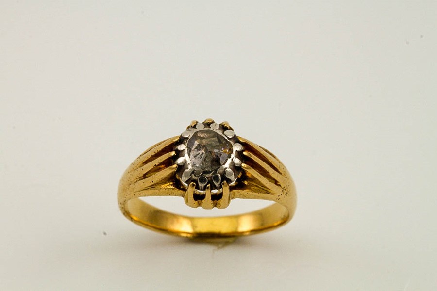 An 18ct gold (tested) approx 0.8ct diamond, size O, 6.3g.