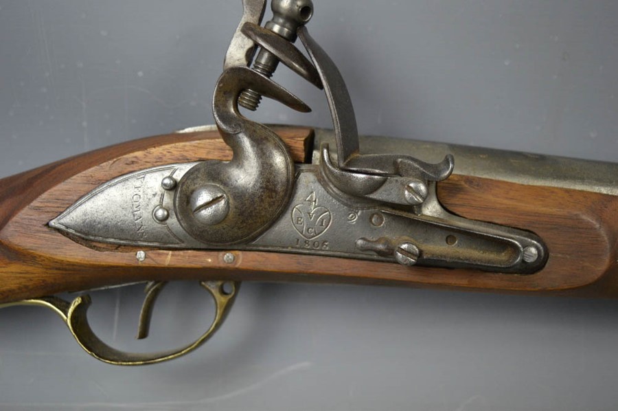 A short land pattern East India Company rifle and bayonet, made by Thomas. - Image 2 of 6