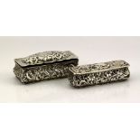 Two silver snuff boxes, 2.58toz, both embossed with floral and scroll decoration.