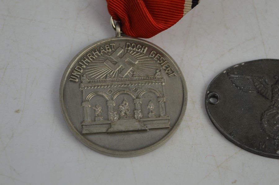 A Munchen 1923-1933 medal together with a Gestapo badge marked M9/86 - Image 3 of 4