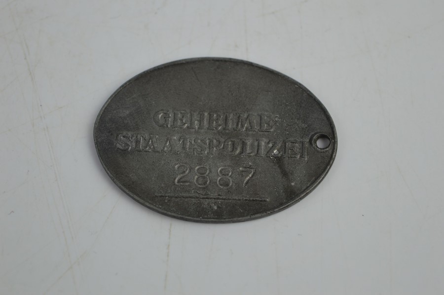 A Munchen 1923-1933 medal together with a Gestapo badge marked M9/86 - Image 4 of 4