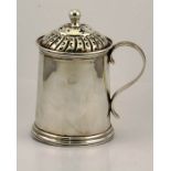A late 17th / early 18th century London hallmarked silver pounce, with knop finial, (worn