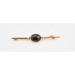 A 9ct gold and garnet cabochon set tie pin, 2g.
