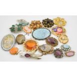 A quantity of vintage brooches, including pinchbeck mourning brooch, Aynsley painted porcelain,