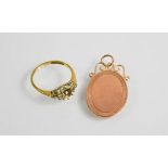 A 9ct gold oval pendant, together with a 9ct gold ring A/F, 4.8g.