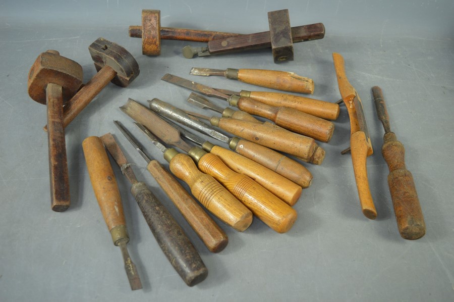 A selection of vintage woodworking tools to include chisels and spoke shave - various makers