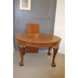 An early 20th century mahogany extending dining table with oval top, and the large cabriole legs
