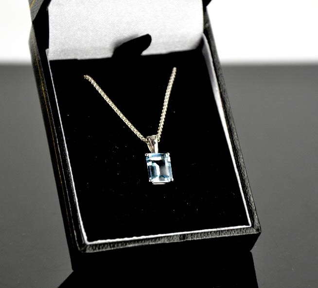 An 18ct white gold and aquamarine pendant, the aquamarine approximately 1ct, 2.9g.