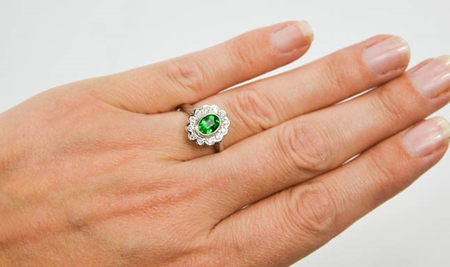 An 18ct white gold and tsavorite garnet and diamond ring, the tsavorite approximately 1.10ct, the - Image 2 of 5