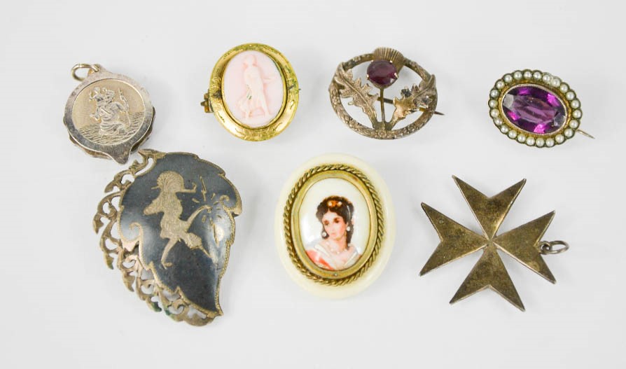 A group of antique brooches, to include a Limoges example painted with a female portrait, a