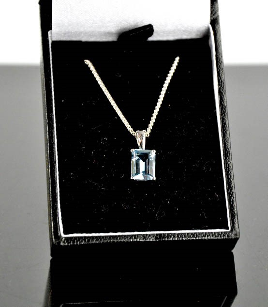 An 18ct white gold and aquamarine pendant, the aquamarine approximately 1ct, 2.9g. - Image 2 of 5