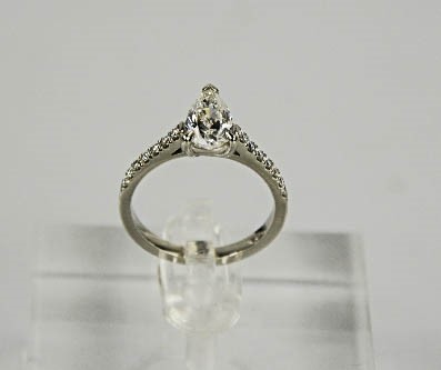 A platinum and diamond ring, the pear cut central diamond 1ct, FVS2, the shoulders set with diamonds - Image 3 of 6