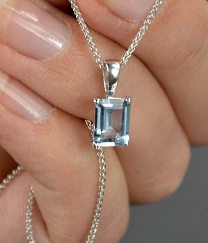 An 18ct white gold and aquamarine pendant, the aquamarine approximately 1ct, 2.9g. - Image 4 of 5