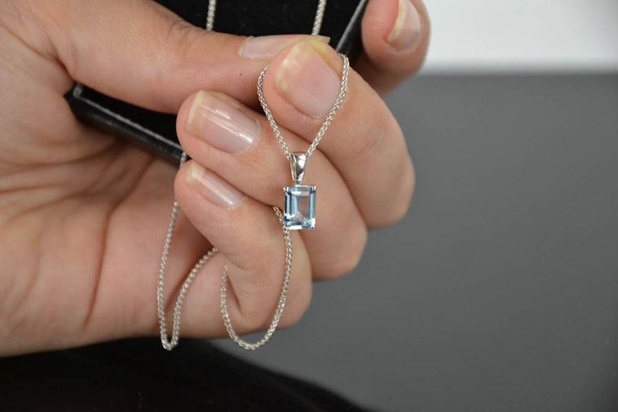 An 18ct white gold and aquamarine pendant, the aquamarine approximately 1ct, 2.9g. - Image 5 of 5