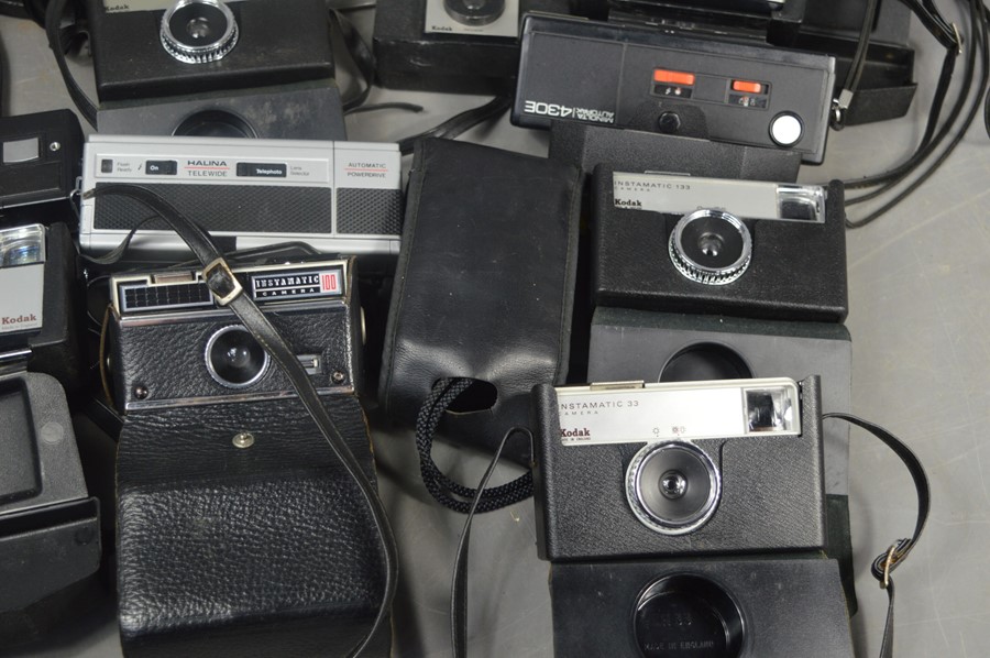 A quantity of vintage cameras to include Minolta , Kodak , Agfa and others - Image 3 of 5
