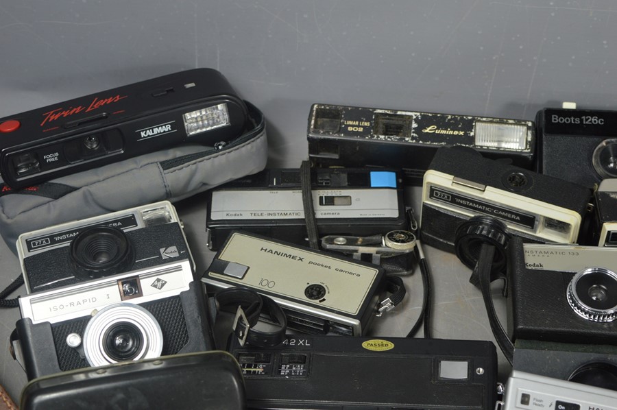 A quantity of vintage cameras to include Minolta , Kodak , Agfa and others - Image 5 of 5