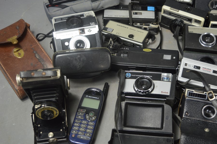 A quantity of vintage cameras to include Minolta , Kodak , Agfa and others - Image 4 of 5