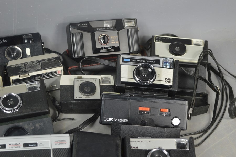 A quantity of vintage cameras to include Minolta , Kodak , Agfa and others - Image 2 of 5