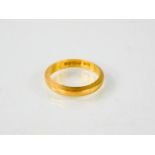 A 22ct gold gentlemans wedding ring, size P/Q, 2g.
