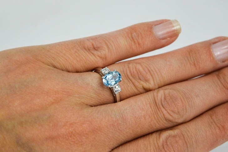 An 18ct white gold, aquamarine and diamond ring, the 1.20ct aquamarine flanked by 0.20cts diamonds - Image 3 of 7