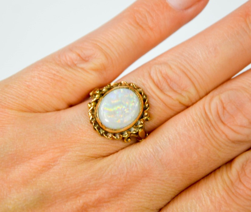 A 18ct gold and opal ring, 3.7g.