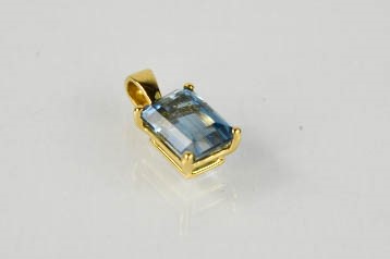 18ct yellow gold emerald cut aquamarine pendant approx 1.50ct - Image 2 of 3