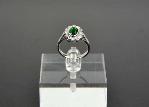 An 18ct white gold and tsavorite garnet and diamond ring, the tsavorite approximately 1.10ct, the - Image 3 of 5