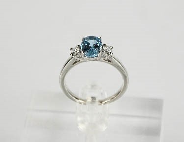 An 18ct white gold, aquamarine and diamond ring, the 1.20ct aquamarine flanked by 0.20cts diamonds - Image 4 of 7