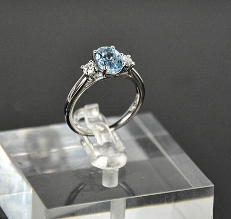 An 18ct white gold, aquamarine and diamond ring, the 1.20ct aquamarine flanked by 0.20cts diamonds - Image 7 of 7