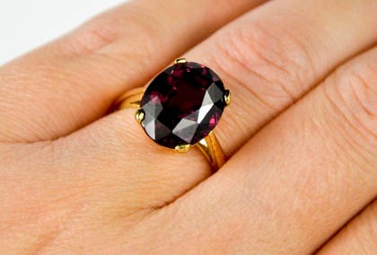 9ct yellow gold oval garnet ring - Size M - weight 4g - Image 2 of 5