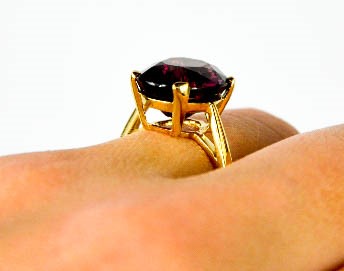 9ct yellow gold oval garnet ring - Size M - weight 4g - Image 3 of 5