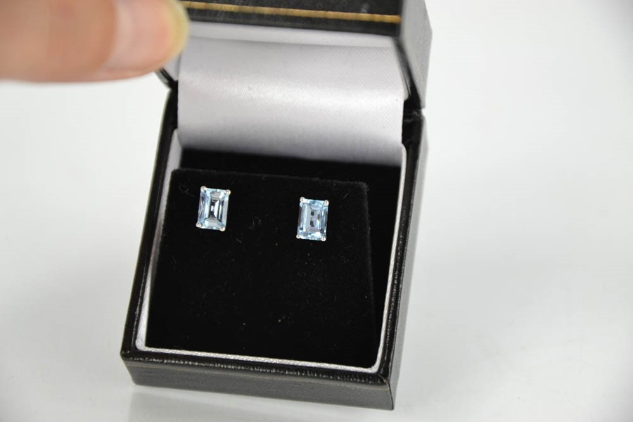 An 18ct white gold emerald cut aquamarine earrings approx 1ct each - Image 2 of 2