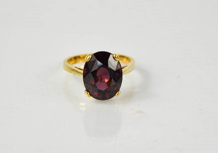 9ct yellow gold oval garnet ring - Size M - weight 4g