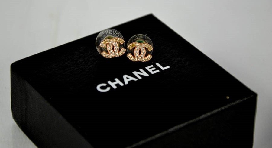 A pair of rose gold coloured and diamante Chanel stud earrings in the original box - Image 4 of 4