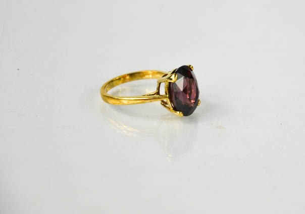 9ct yellow gold oval garnet ring - Size M - weight 4g - Image 5 of 5