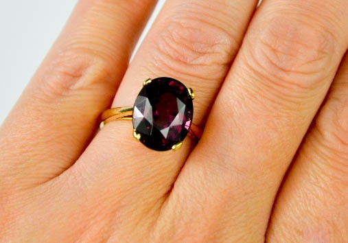 9ct yellow gold oval garnet ring - Size M - weight 4g - Image 4 of 5