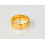 A 22ct gold wedding ring, 6.5g.