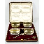 A set of silver salts and spoons, in original box, London 1917, 7.37toz.