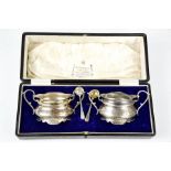 A pair of silver salts and spoons, Birmingham 1904.