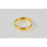 A 22ct gold wedding band, 5.3g.